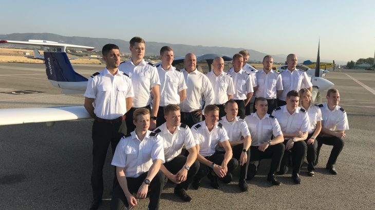 La primera promoción de la escuela de pilotos Patria formada en sus nuevas instalaciones en el Aeropuerto de Córdoba