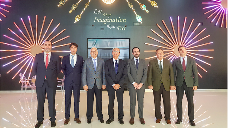 El consejero de Economía, Rogelio Velasco, visita las instalaciones de Iluminaciones Ximénez, en Puerto Genil (Córdoba)