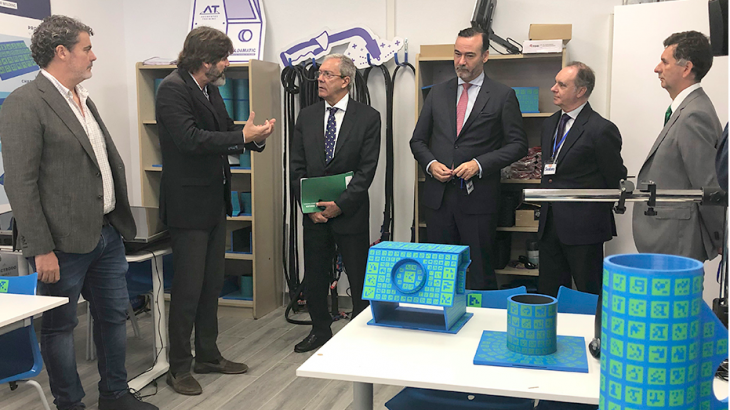 El consejero de Economía, Rogelio Velasco, visita las instalaciones de la empresa onubense, Seabery Soluciones