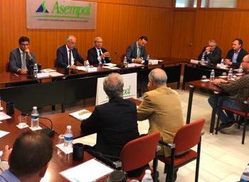 El consejero de Economía, Rogelio Velasco, se reúne en Asempal con empresarios de la provincia de Almería.