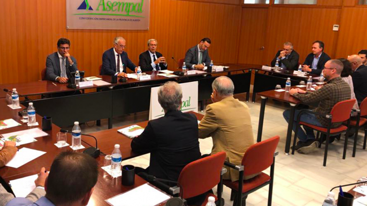 El consejero de Economía, Rogelio Velasco, se reúne en Asempal con empresarios de la provincia de Almería.