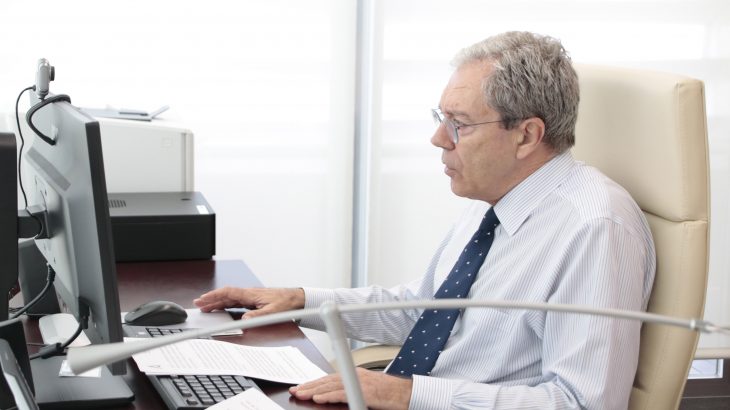 El consejero Rogelio Velasco en su despacho